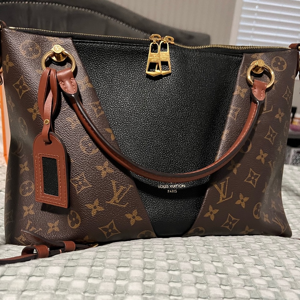 Louis Vuitton: V Tote MM